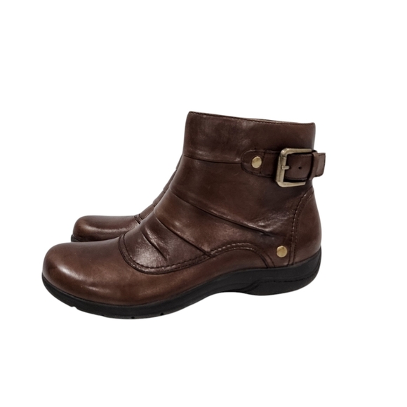 CLARKS ROUCHED SIDE ZIPPERED LEATHER ANKLE BOOT - Picture 5 of 10